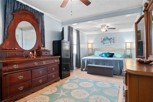 627 S Fuqua St, Rockport, TX 78382