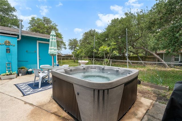 627 S Fuqua St, Rockport, TX 78382