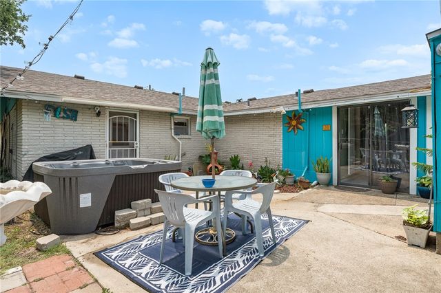 627 S Fuqua St, Rockport, TX 78382