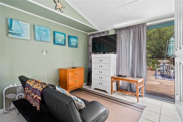 627 S Fuqua St, Rockport, TX 78382