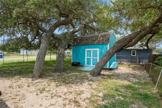 627 S Fuqua St, Rockport, TX 78382