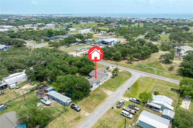 627 S Fuqua St, Rockport, TX 78382
