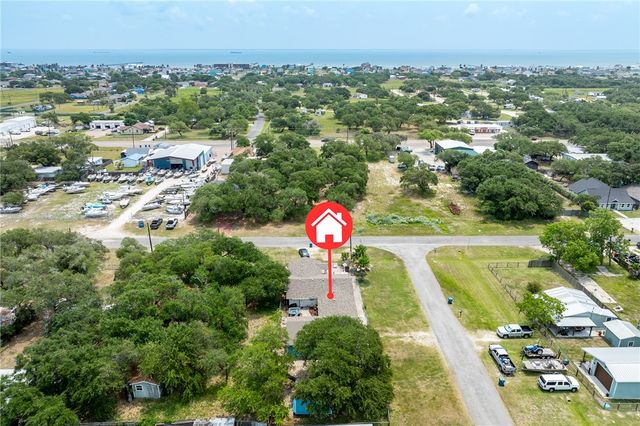 627 S Fuqua St, Rockport, TX 78382