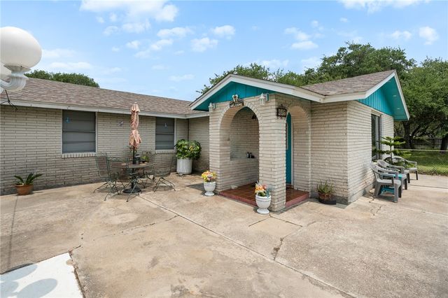 627 S Fuqua St, Rockport, TX 78382