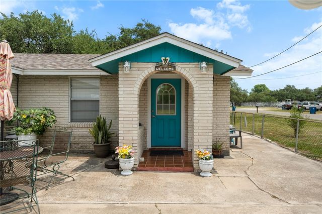 627 S Fuqua St, Rockport, TX 78382