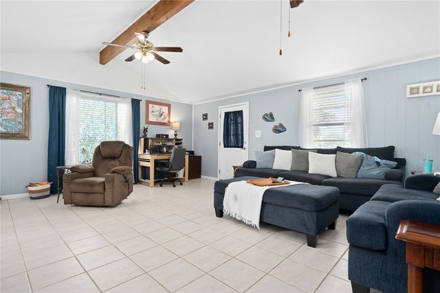 627 S Fuqua St, Rockport, TX 78382