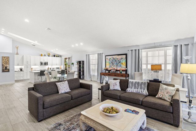 12902 Touchstone Place, Palm Beach Gardens, FL 33418