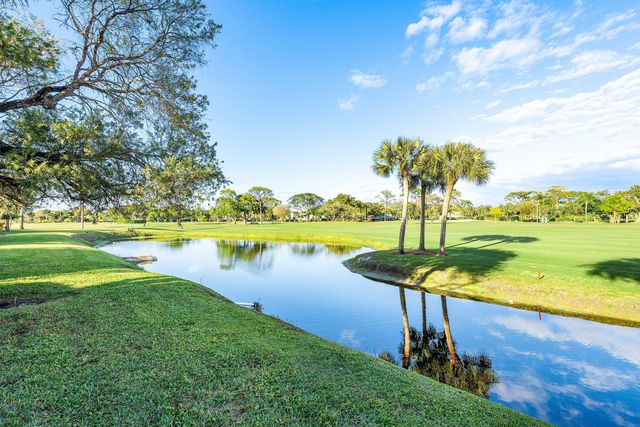 12902 Touchstone Place, Palm Beach Gardens, FL 33418