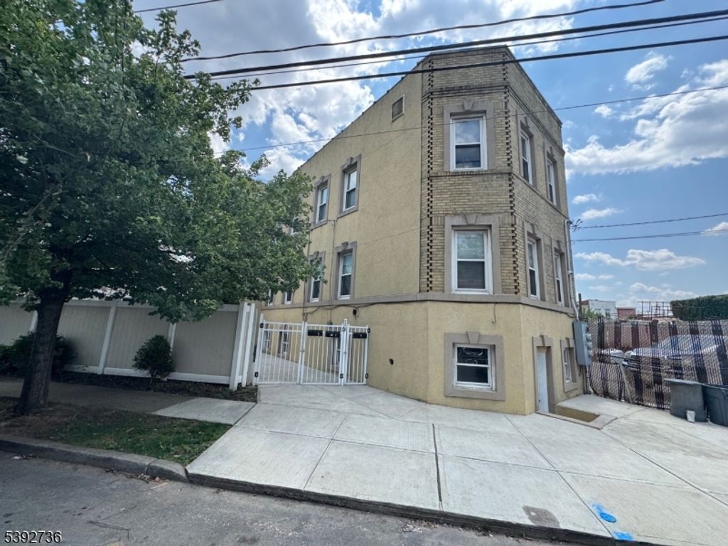 233 Malvern St, Newark City, NJ 07105