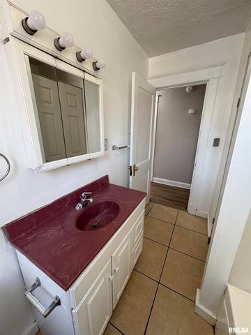 2403 N PEORIA Street, Peoria, IL 61603