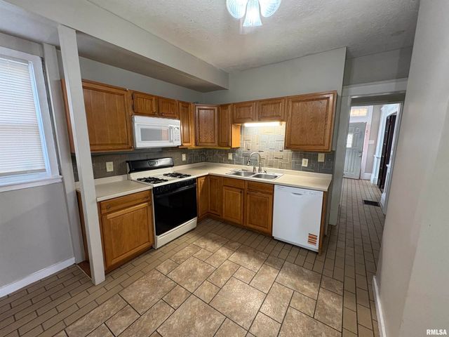 2403 N PEORIA Street, Peoria, IL 61603