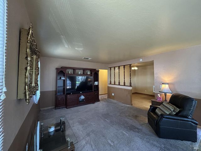 880 Beechwood Ave, Vallejo, CA 94591