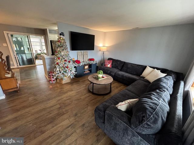 802 DUNBURY RD, Fairless Hills, PA 19030