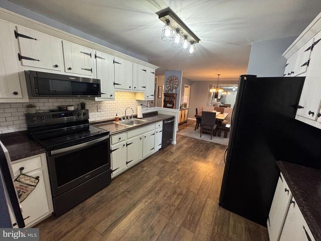 802 DUNBURY RD, Fairless Hills, PA 19030