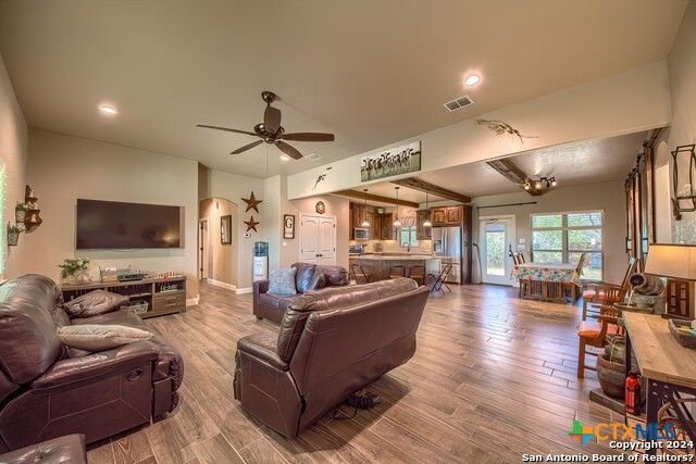 6197 Pfeil Road, Schertz, TX 78154