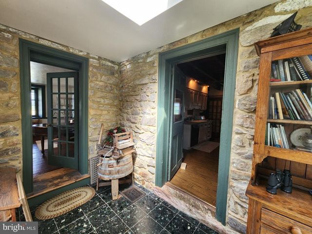 736 STRASBURG RD, Paradise, PA 17562