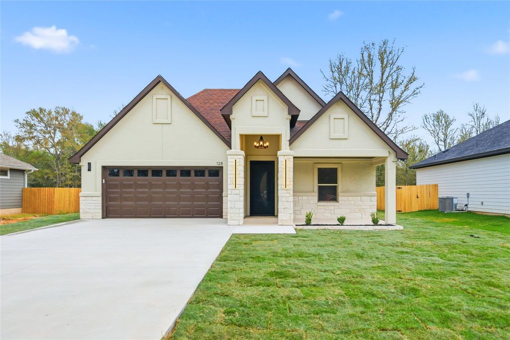 128 E. Pauwela LN, Bastrop, TX 78602