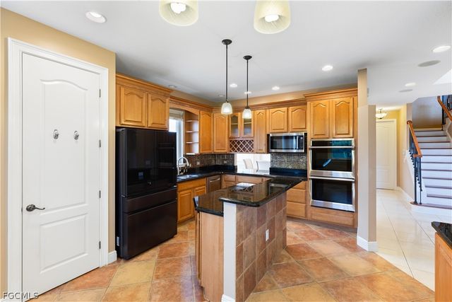 11913 Princess Grace CT, Cape Coral, FL 33991