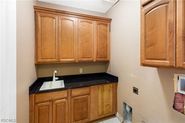 11913 Princess Grace CT, Cape Coral, FL 33991