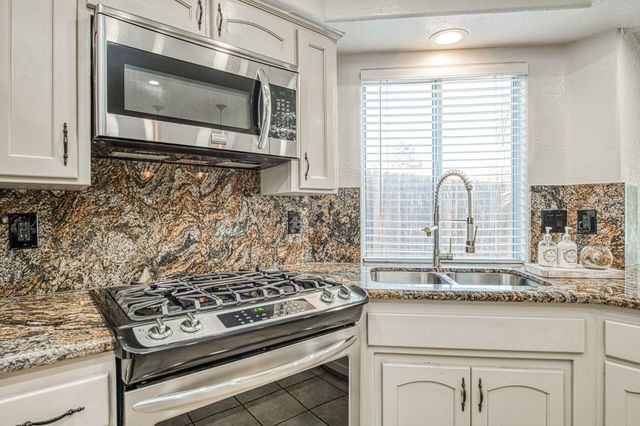 6246 N Capri Court, Fresno, CA 93711