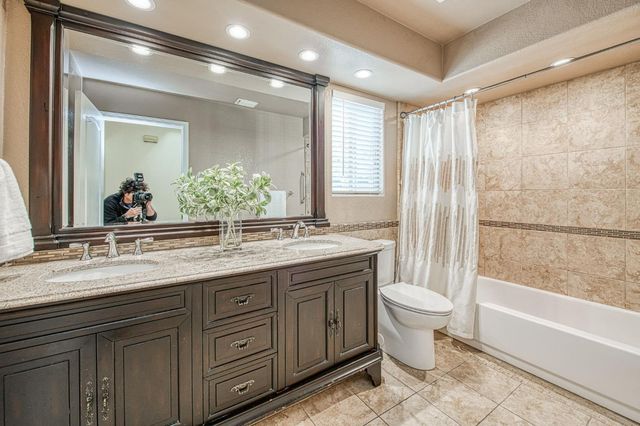 6246 N Capri Court, Fresno, CA 93711