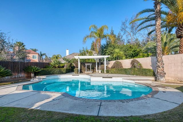 6246 N Capri Court, Fresno, CA 93711