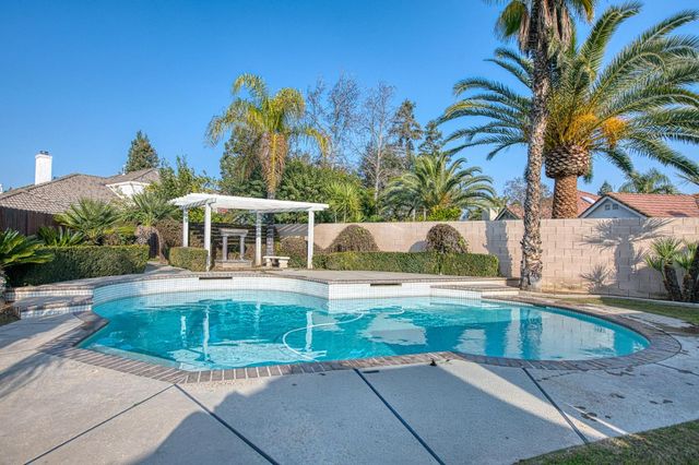 6246 N Capri Court, Fresno, CA 93711