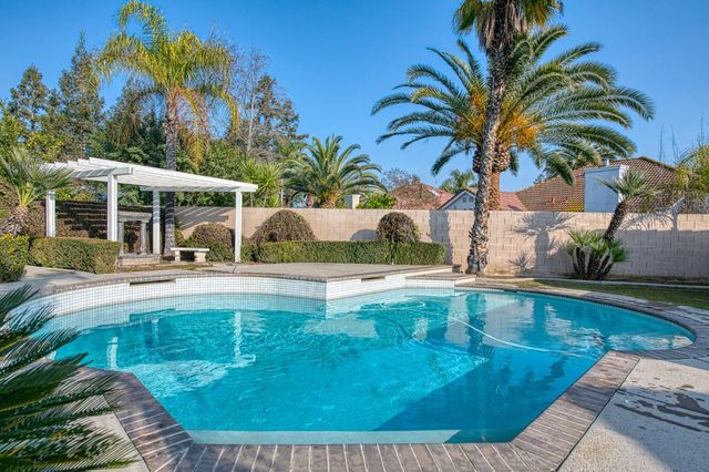 6246 N Capri Court, Fresno, CA 93711