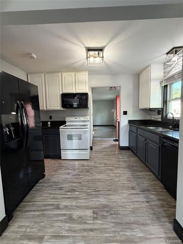 6798 Saline Drive, Waterford, MI 48329