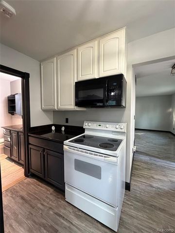 6798 Saline Drive, Waterford, MI 48329