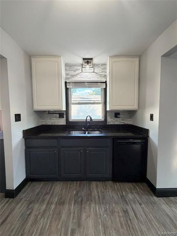 6798 Saline Drive, Waterford, MI 48329