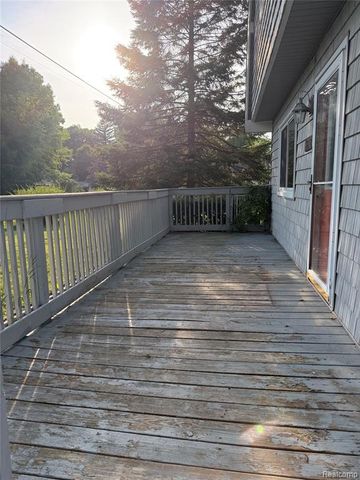 6798 Saline Drive, Waterford, MI 48329