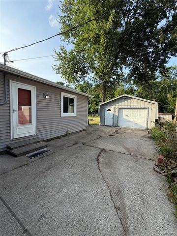 6798 Saline Drive, Waterford, MI 48329