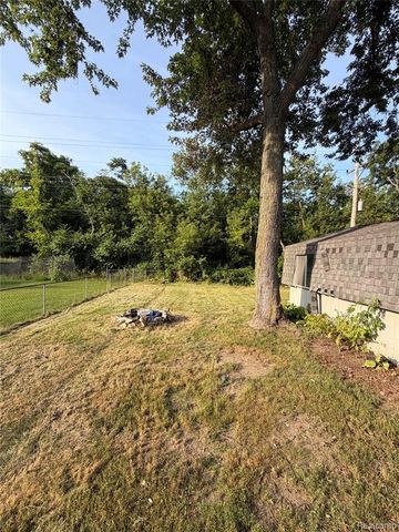 6798 Saline Drive, Waterford, MI 48329