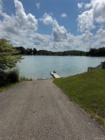 6798 Saline Drive, Waterford, MI 48329