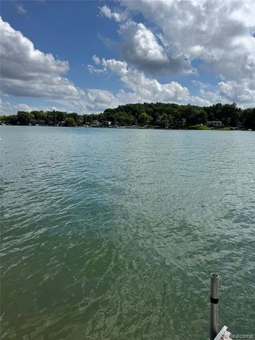 6798 Saline Drive, Waterford, MI 48329
