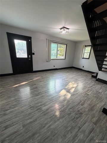6798 Saline Drive, Waterford, MI 48329