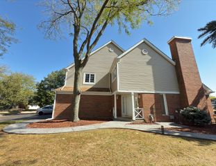 694 Monroe Drive, Lindenhurst, IL 60046