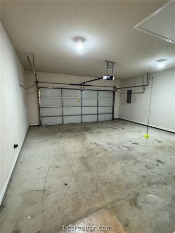 3807 Silverthorne, College Station, TX 77845