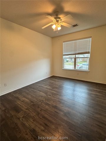 3807 Silverthorne, College Station, TX 77845