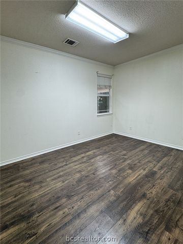 3807 Silverthorne, College Station, TX 77845