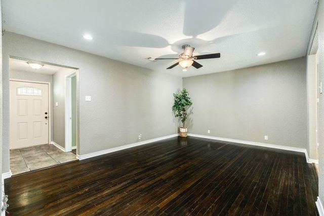 105 Wisteria Street, Lake Jackson, TX 77566