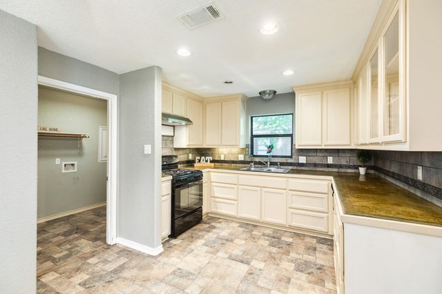 105 Wisteria Street, Lake Jackson, TX 77566