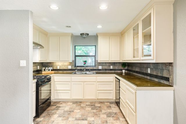 105 Wisteria Street, Lake Jackson, TX 77566