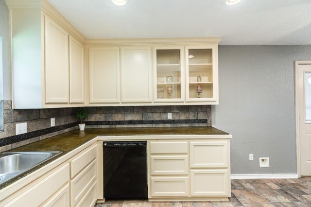 105 Wisteria Street, Lake Jackson, TX 77566