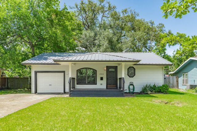 105 Wisteria Street, Lake Jackson, TX 77566