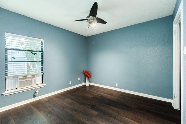105 Wisteria Street, Lake Jackson, TX 77566