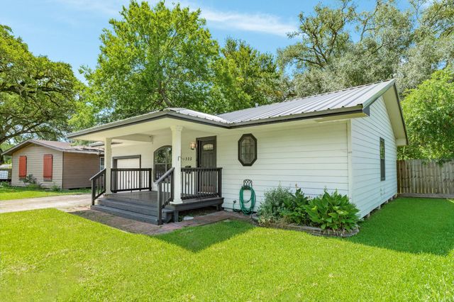 105 Wisteria Street, Lake Jackson, TX 77566