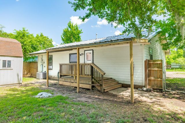 105 Wisteria Street, Lake Jackson, TX 77566