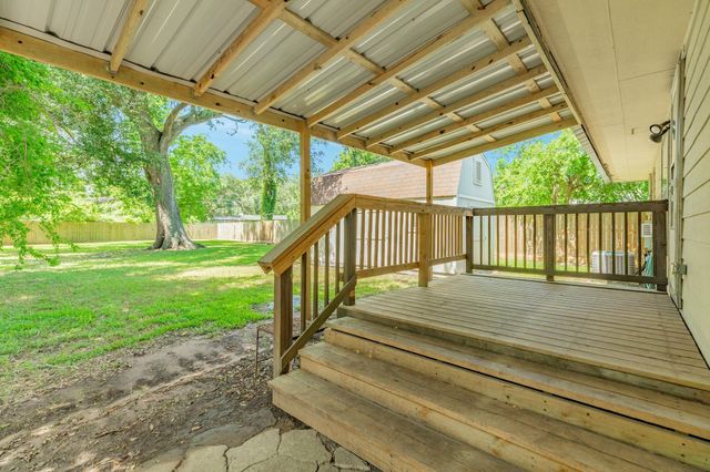 105 Wisteria Street, Lake Jackson, TX 77566